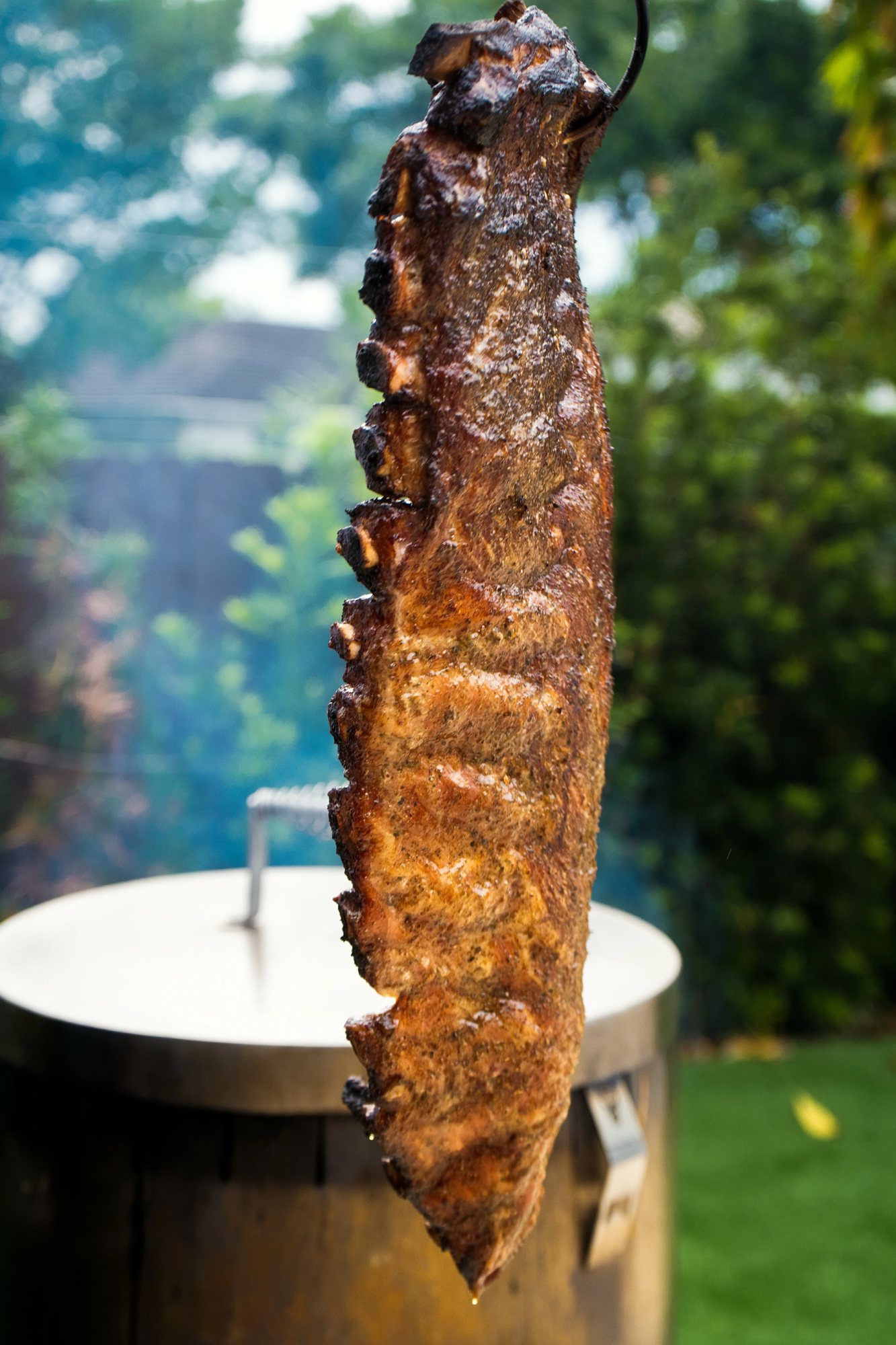 Sazón Latino Miami — costillar entero ahumado sobre el barril